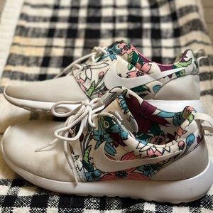 Nike Roshe Run Womens Sz 8.5 Running White Floral Aloha 599432-113 (587)